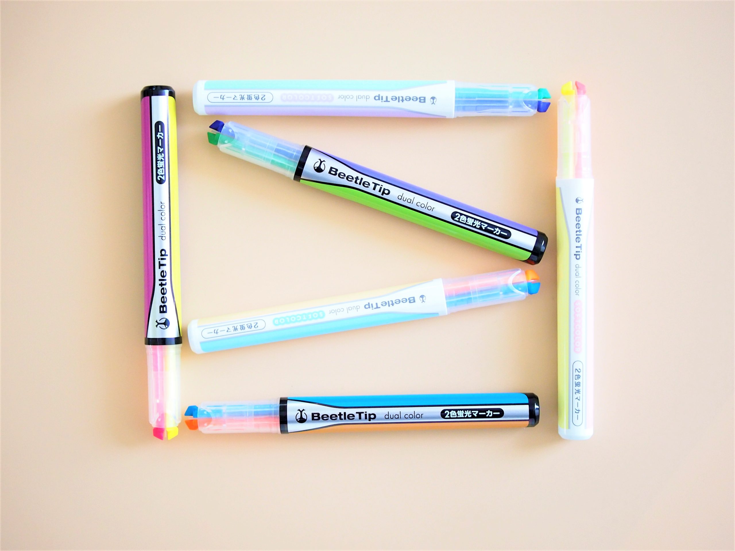 1本で2色使える蛍光ペン「ビートルティップ・デュアルカラー」を 